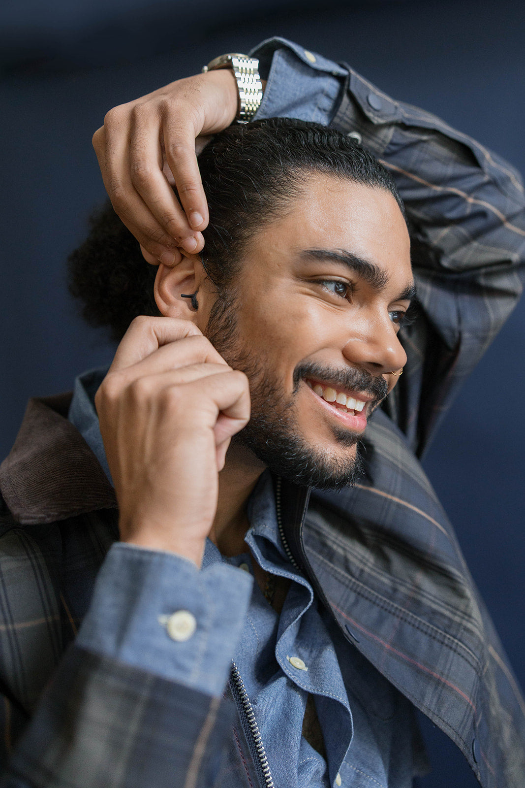 guy wearing earpeace everyday earplug in navy #color_navy