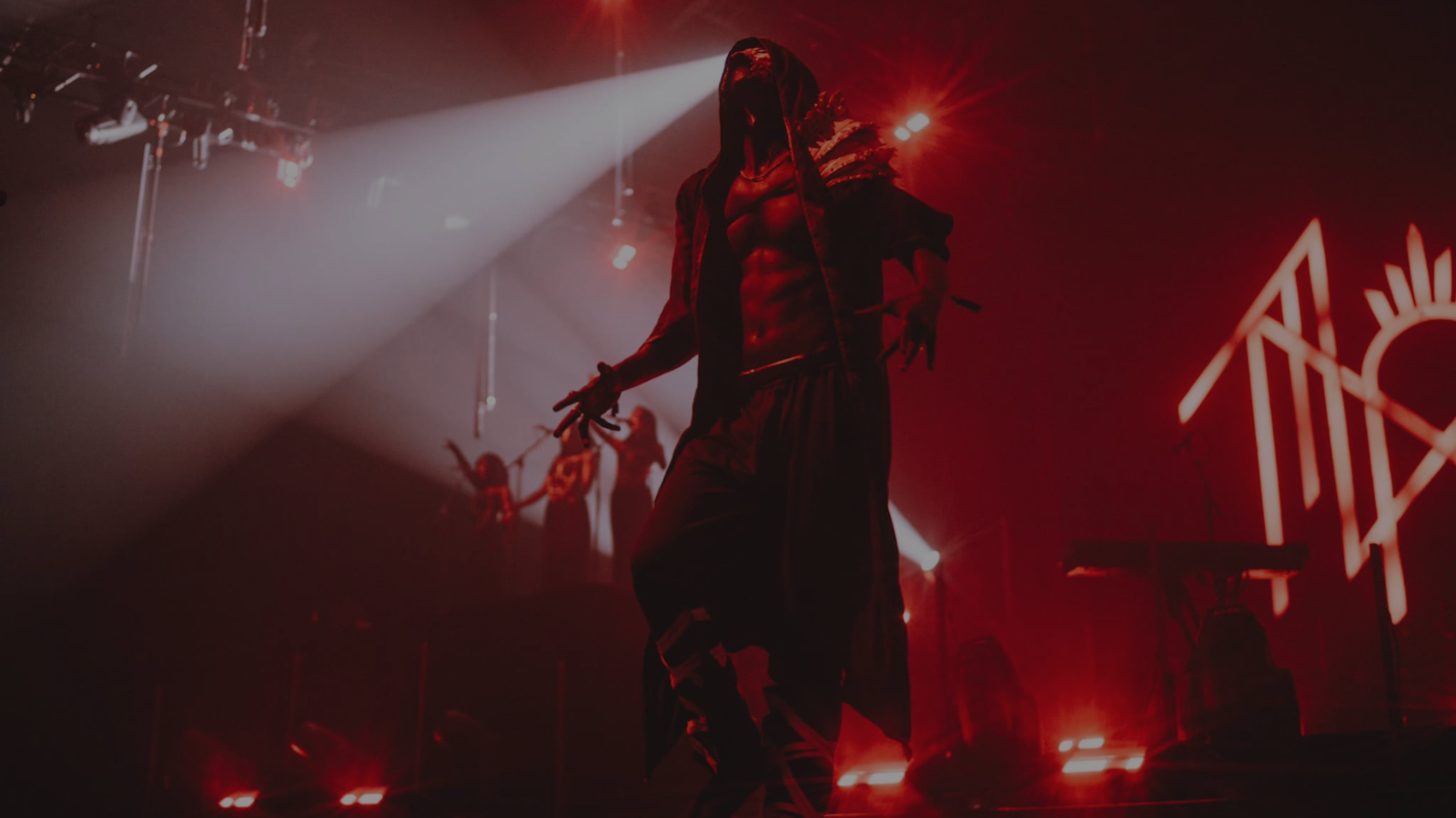 “Vessel, cantante de la banda Sleep Token, en un escenario cantando en directo”