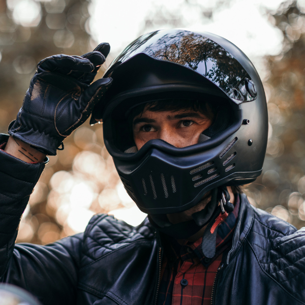 a motorcyclist earing the helmet and earpeace moto earplug